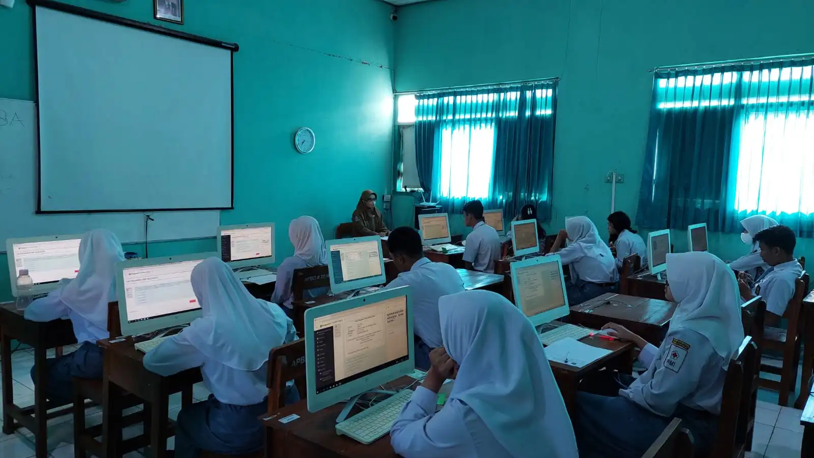 PAT DAN USP BERBASIS KOMPUTER DAN SMARTPHONE SMAN 5 MADIUN